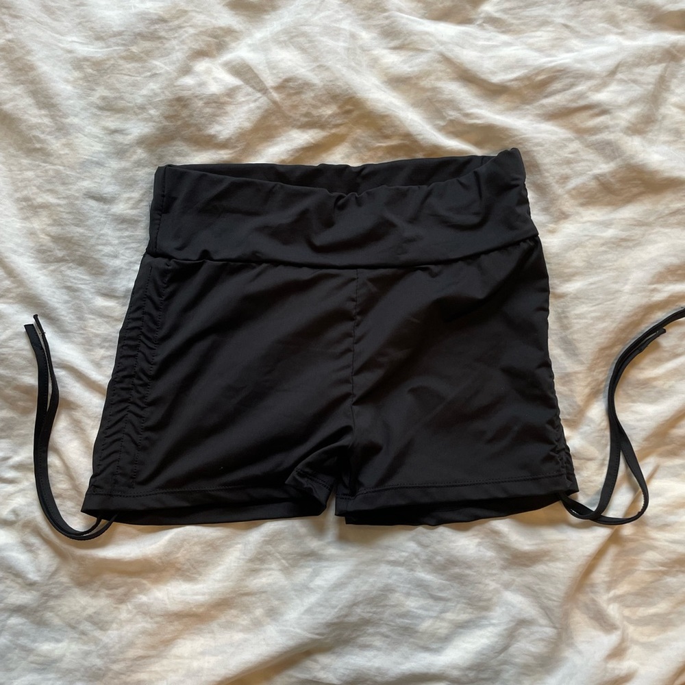 Butt scrunch shorts with side ties | M
